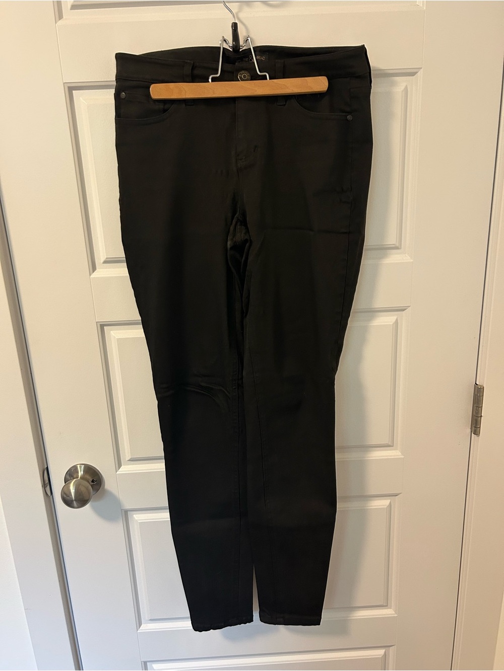 Women's Black Skinny Jeans — Sleek Slim Fit